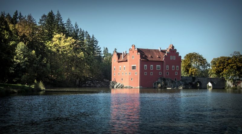 Pět českých hradů a zámků, které nezapomeňte během sezony navštívit