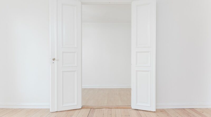 Světlý vzdušný interiér připravený na léto