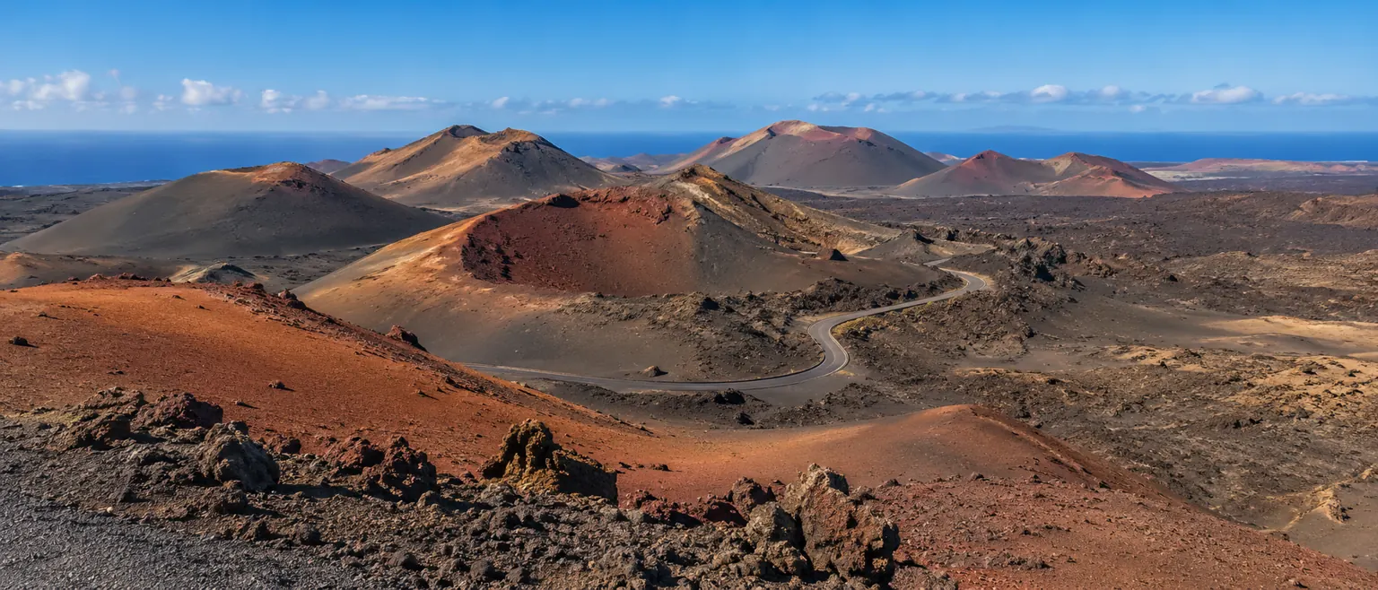 Sopečná krajina Lanzarote s lávovými horami – AI ilustrační fotografie