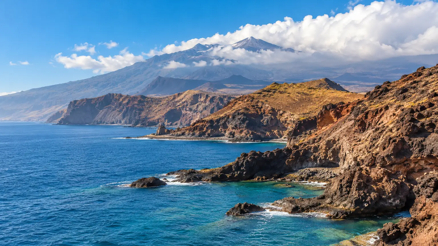 Pobřeží jihozápadního Tenerife, pláž a sopečné hory